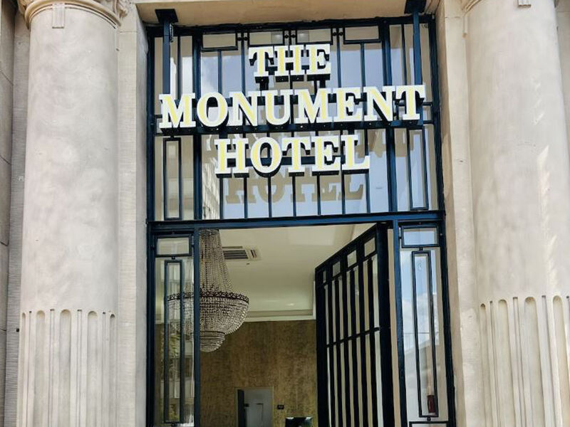 THE MONUMENT HOTEL 