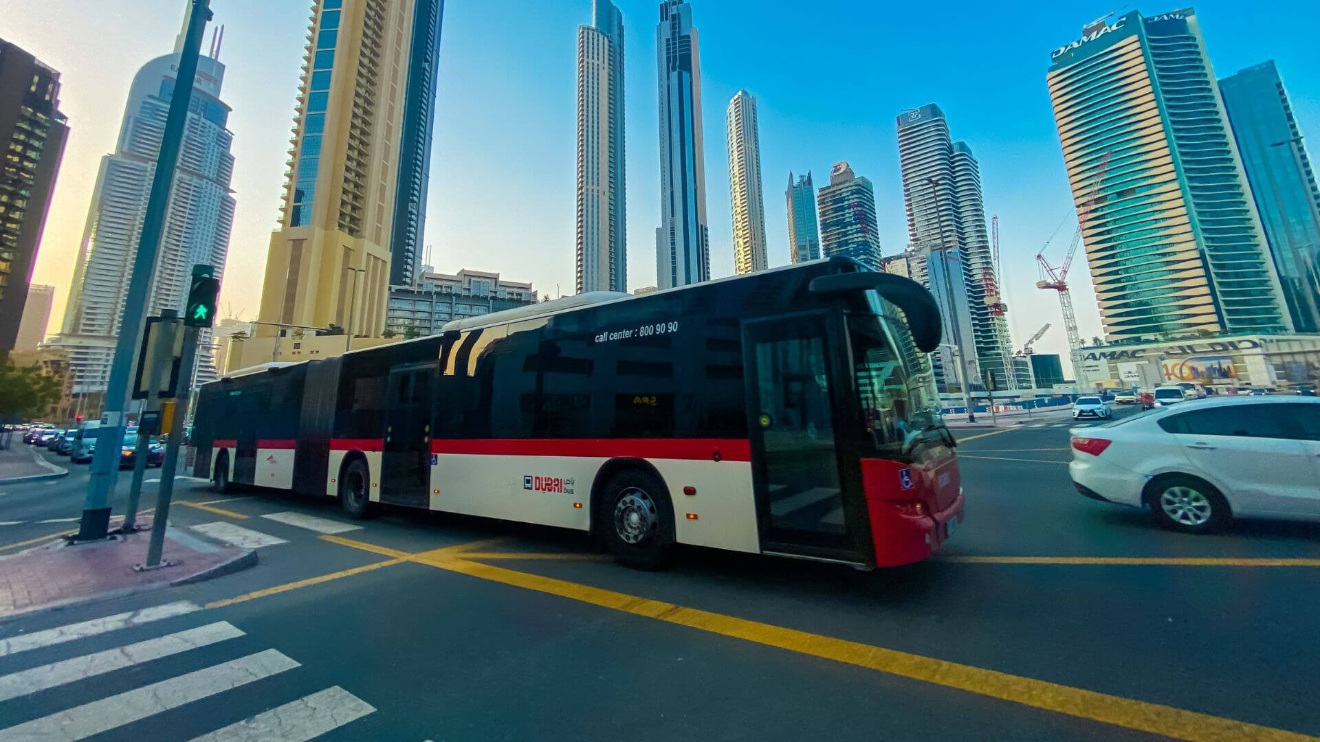 1.500’den fazla klimalı otobüs bulunan  şehirde konforlu bir Dubai turu yapabilirsiniz.