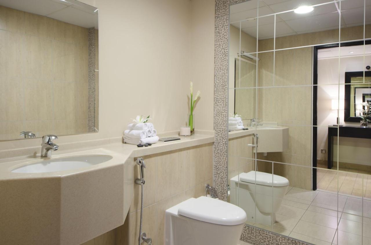 Özel banyolarda duş, saç kurutma makşnesi ve banyo malzemeleri mevcuttur. 