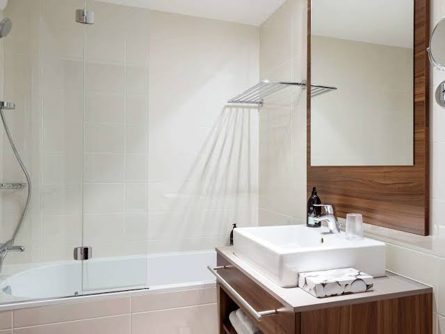Tüm odalarda şık tasarımlı özel banyolar mevcuttur.  
