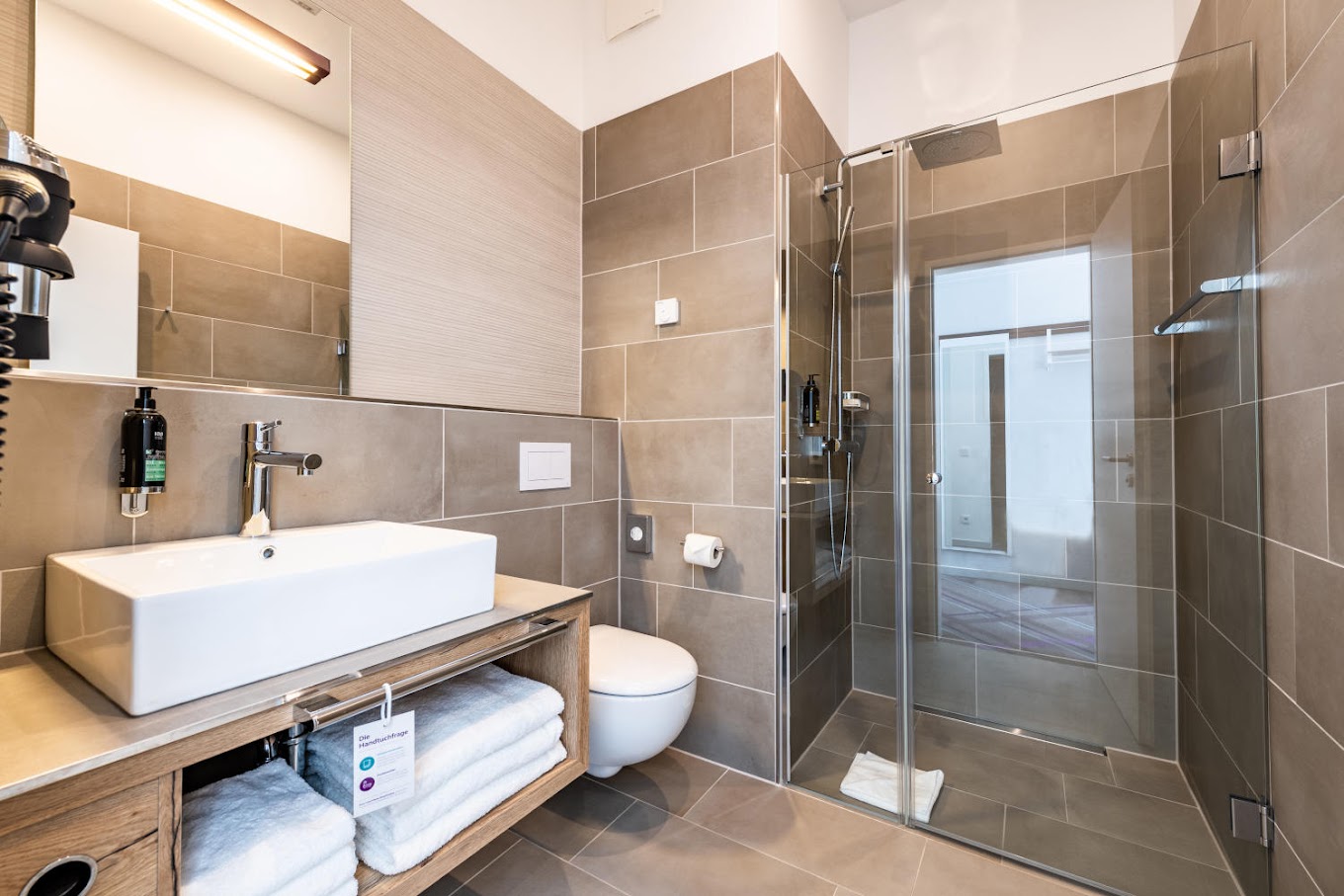 Her odada duş, ücretsiz banyo malzemeleri ve saç kurutma makinesi içeren özel banyo bulunmaktadır. 