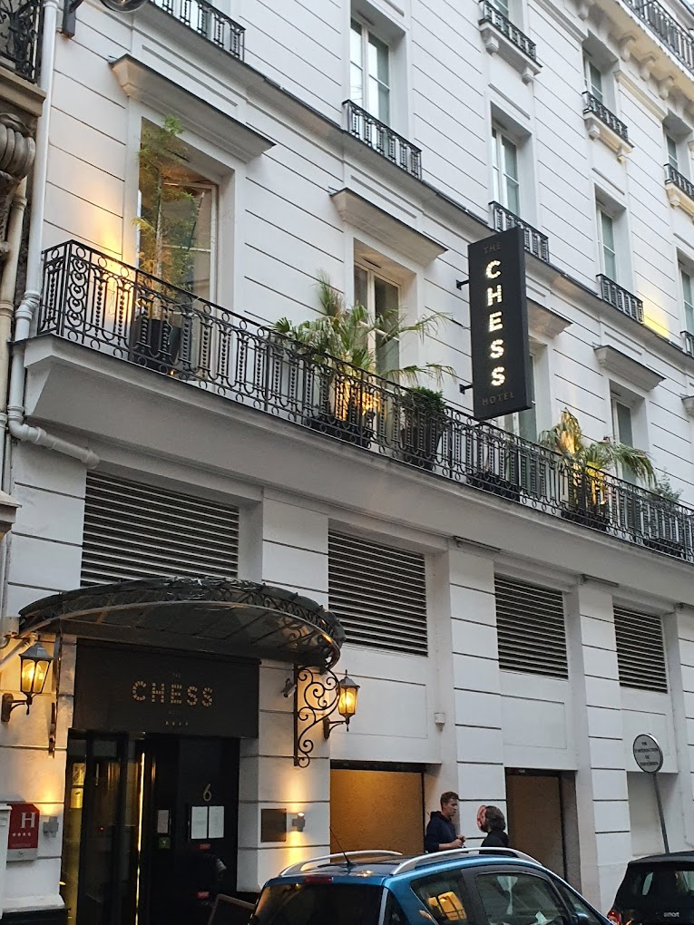 Paris'in merkezinde yer alan The Chess Hotel 4 yıldızlı bir oteldir. 
