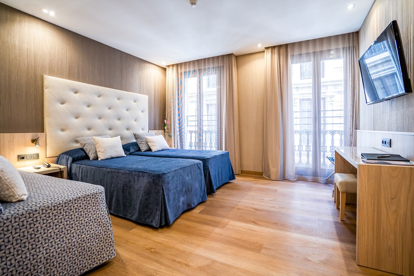 Rialto Hotel Barcelona'nın tüm odaları ahşap zeminli olup sade ve işlevsel bir tasarıma sahiptir.