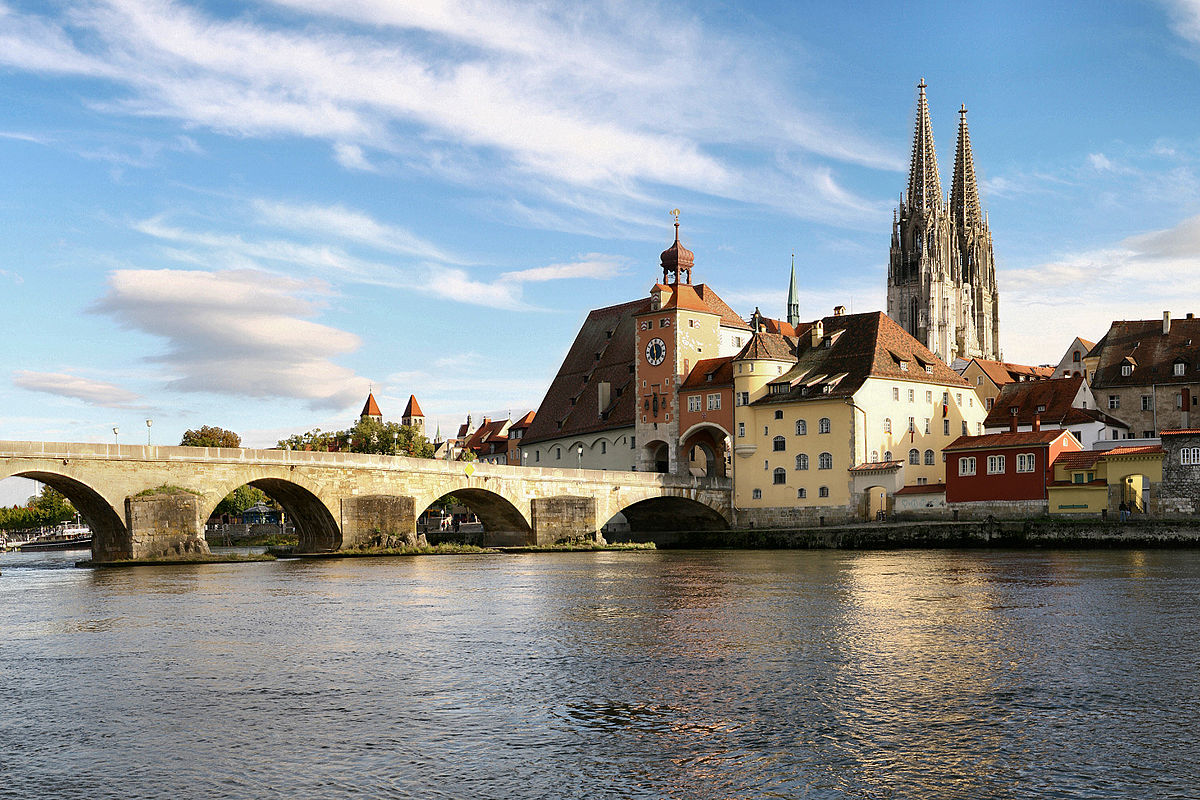 Altstadt, eyalet başkentinin tarihi, politik ve kültürel merkezidir.