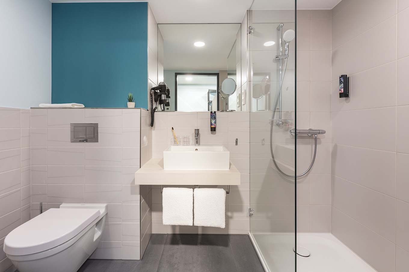 The Niu Seven otelinin banyolarında saç kurutma makinesi, duş ve banyo malzemeleri bulunmaktadır. 