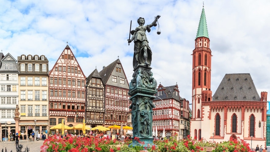 Römerberg Meydanı, Frankfurt ile özdeşleşmiş yerlerden birisidir. 