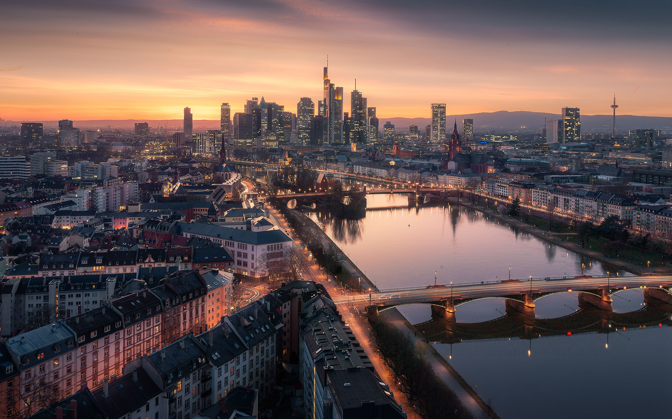 Almanya Hessen eyaletinin en büyük şehri olan Frankfurt,  ülkenin de en kalabalık 5.şehridir