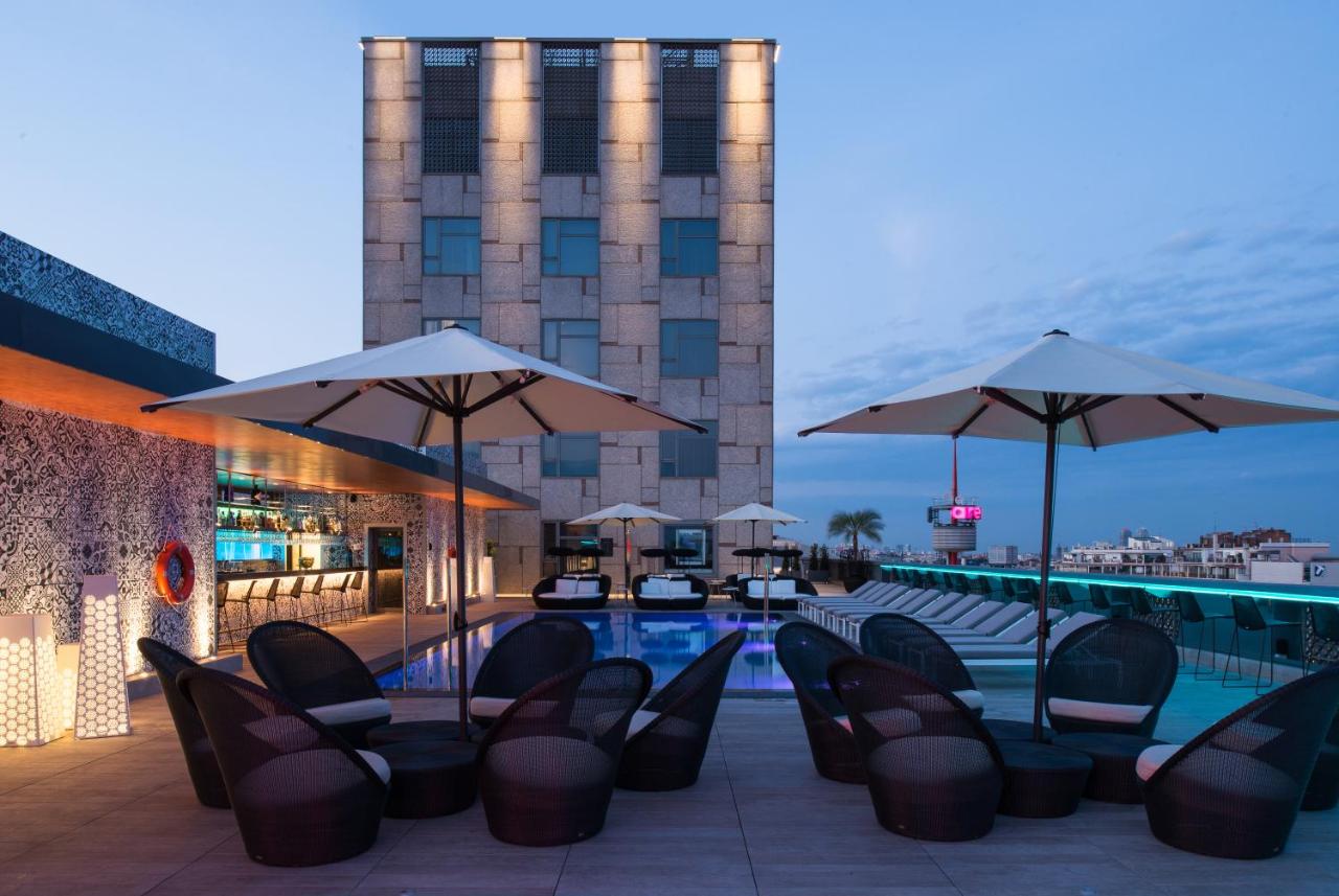 Hotel Catalonia Plaza Cataluña'da şezlonglarla donatılmış bir güneşlenme terası, spor salonu ve yüzme havuzu bulunmaktadır.