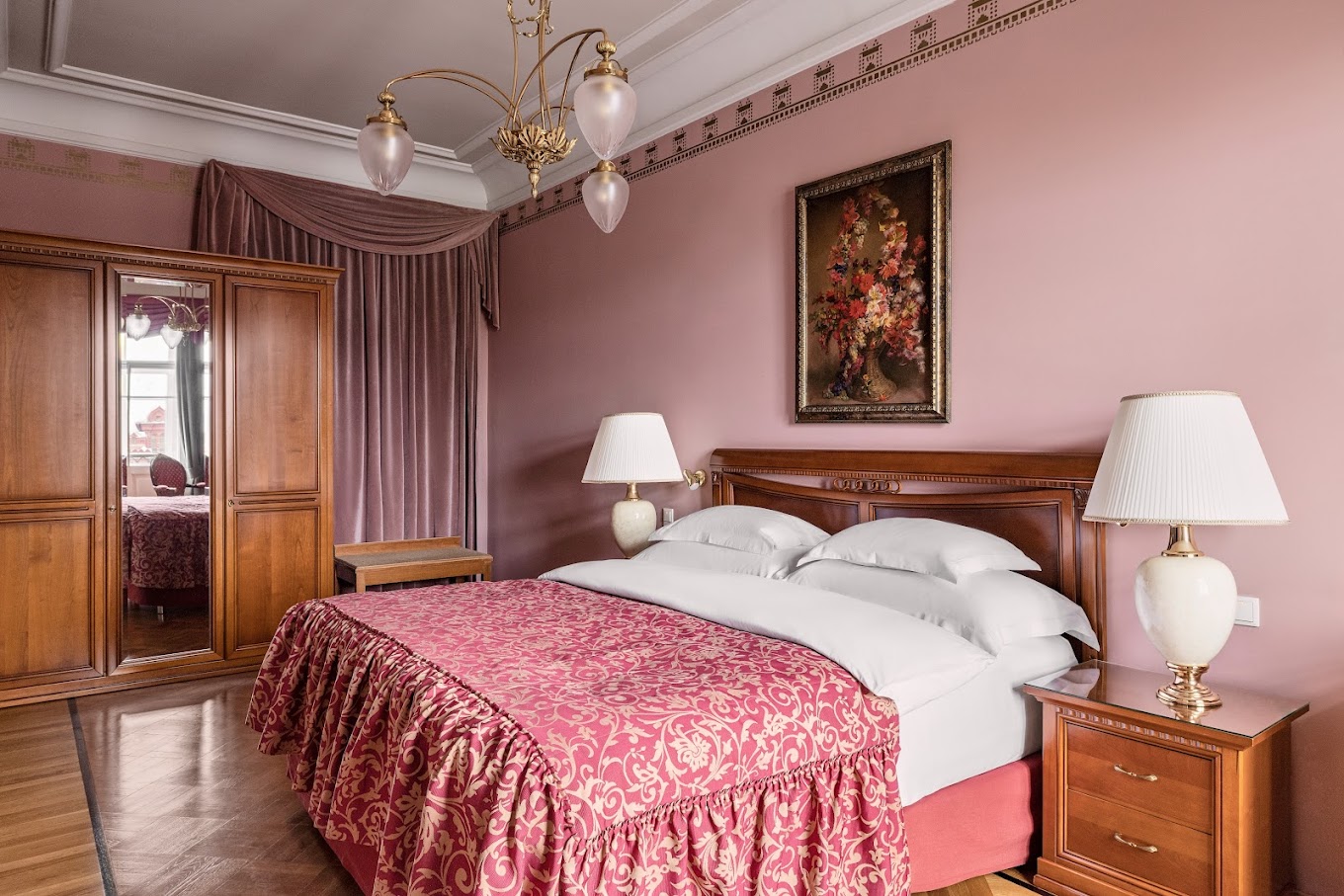 A Luxury Collectıon Hotel'in odalarında klasik tarzda döşenmiş antika mobilyalara rastlayabilirsiniz.