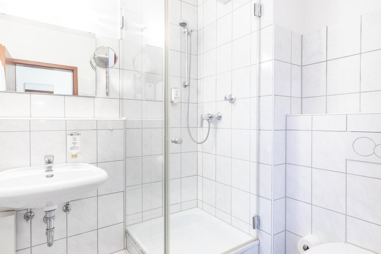 Otelin odalarında özel banyo, duş, saç kurutuma makinesi ve banyo malzemeleri bulunmaktadır.