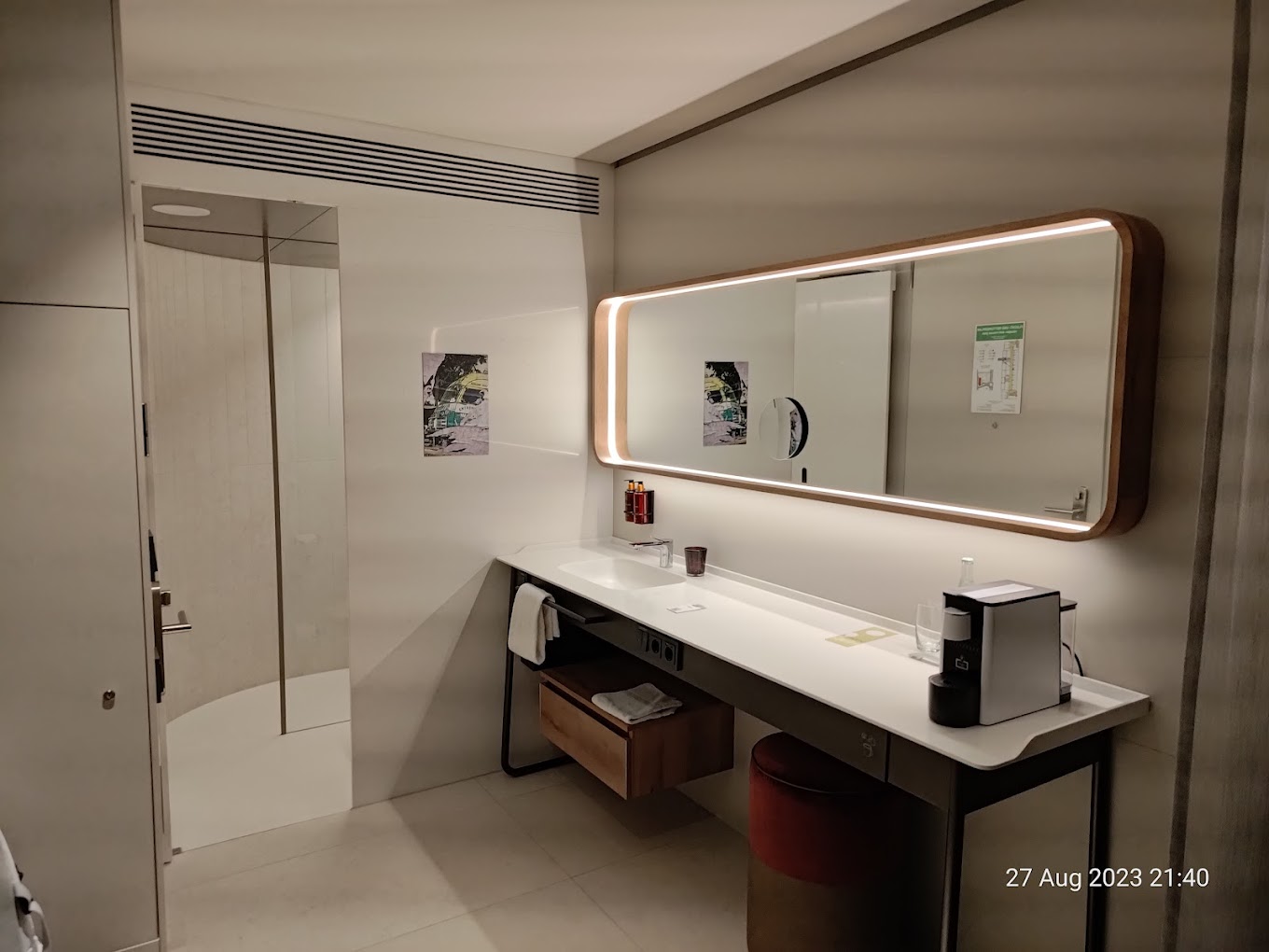 Otelin odaları çalışma masası, düz ekran TV ve özel banyo ile donatılmıştır. 