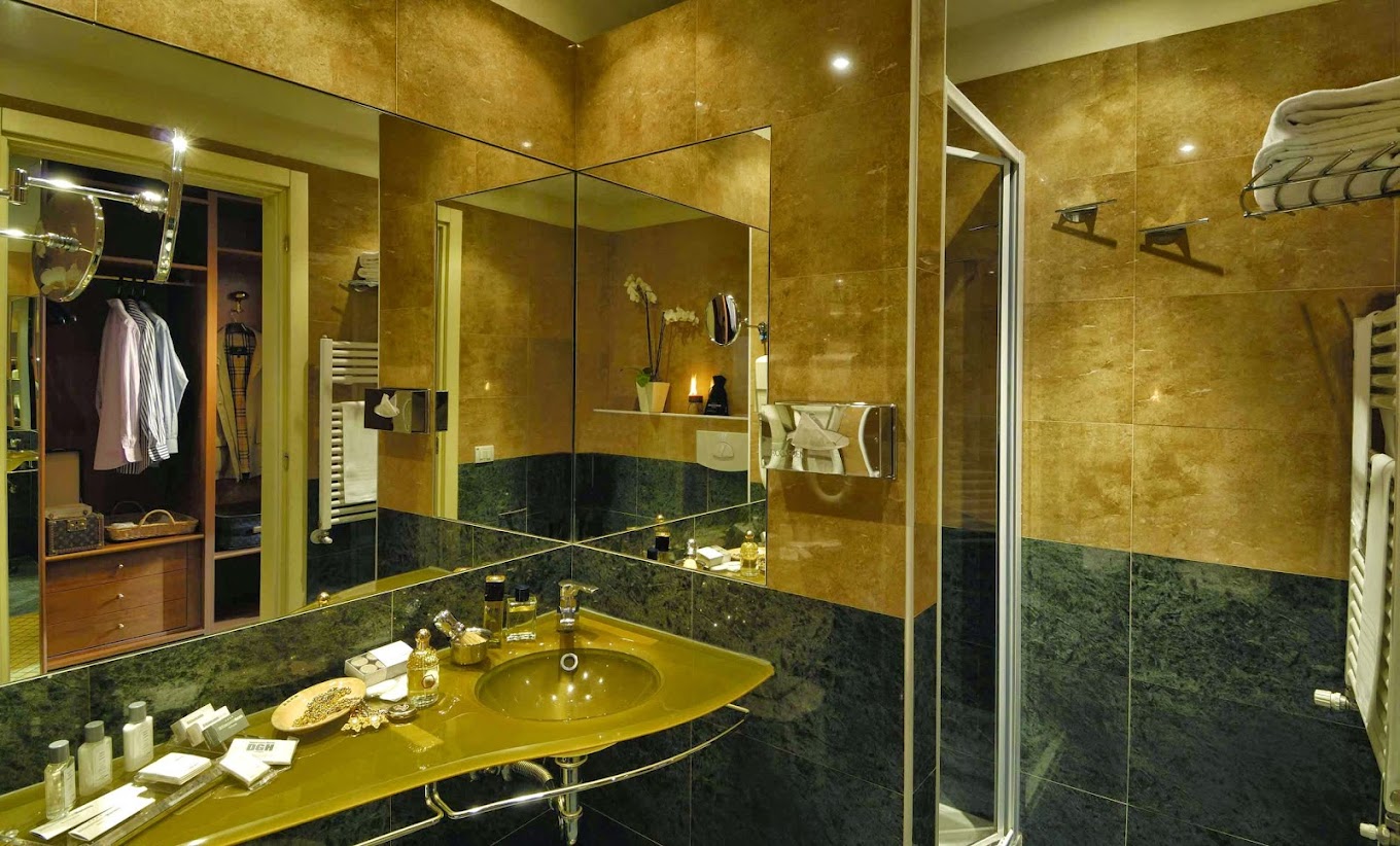 Özel banyolu odalarda duş, saç kurutma makinesi ve banyo malzemeleri bulunmaktadır. 