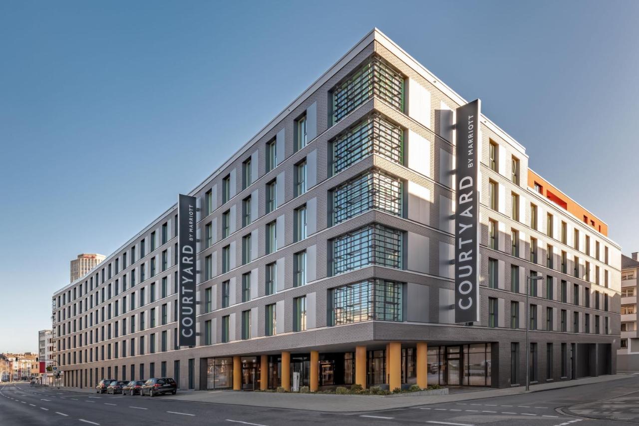 Courtyard by Marriott Cologne, modern tasarlanmış 4 yıldızlı bir otel deneyimi sunmaktadır.