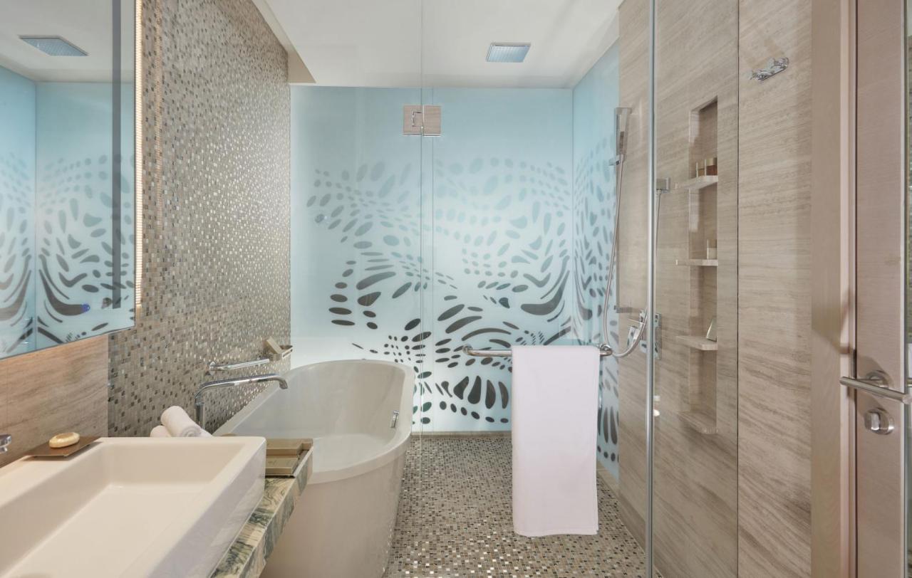 odaların özel banyolarında saç kurutma makinesi, banyo malzemeleri ve küvet bulunmaktadır. 