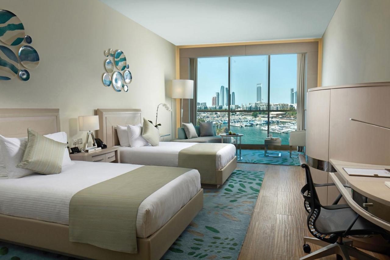 Royal M Hotel Abu Dhabi by Gewan'ın konuk odasında klima ve çalışma masası bulunmaktadır.