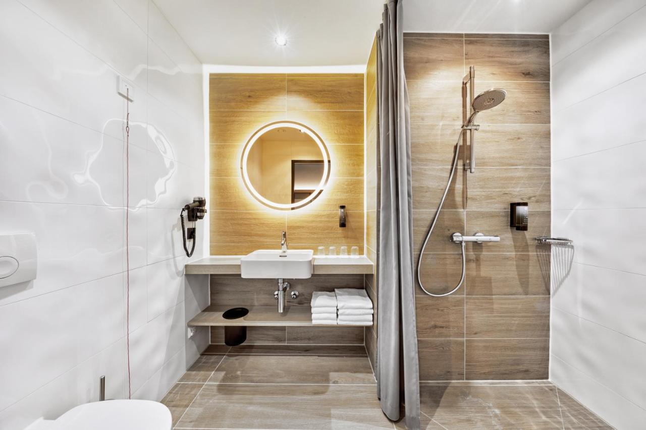 Otelin özel banolarında duş, ücretsiz banyo malzemeleri ve saç kurutma makinesi mevcuttur.