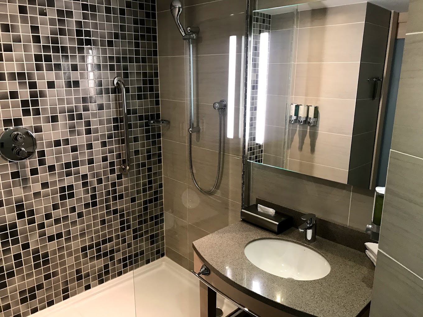 Odalar özel banyoludur. Ücretsiz banyo malzemeleri, ütü olanakları ve saç kurutma makinesi mevcuttur..