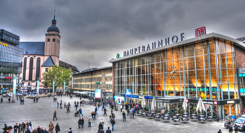 Köln Hauptbahnhof, şehir merkezinde bulunan ana tren istasyonudur ve Köln/Bonn Havalimanı'na ulaşım için uygun bir konumdadır.