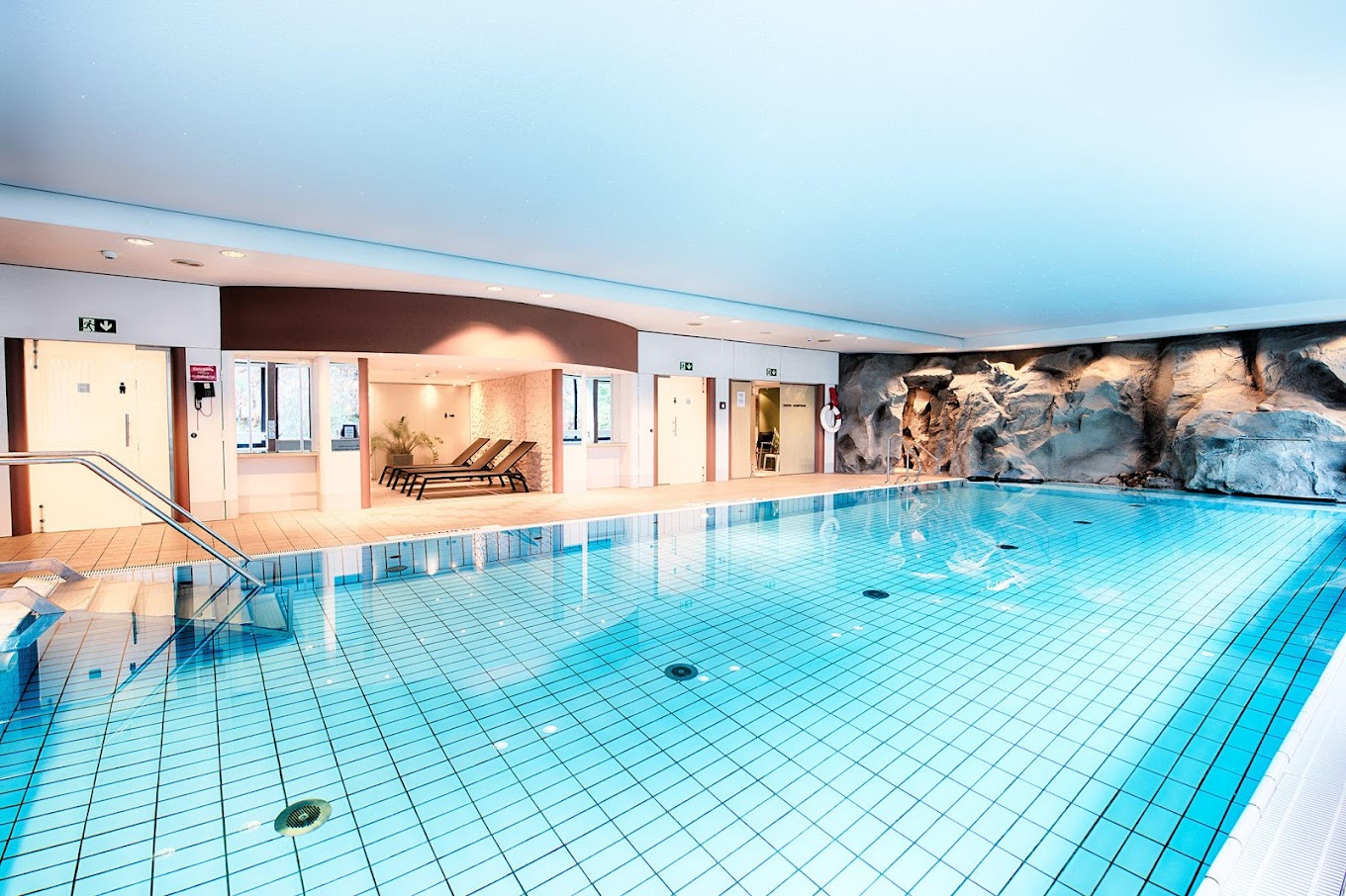 Kapalı havuz, sauna, buhar banyosu, güneşlenme terası ve kapsamlı fitness içeren modern spa, Frankfurt'a yapacağınız iş gezisi sırasında doğru rahatlamayı sunar.