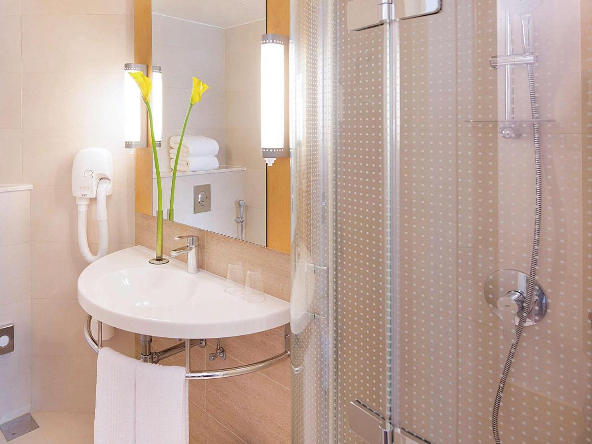 Otelin özel banyosunda duş, saç kurutma makinesi ve banyo malzemeleri mevcuttur. 