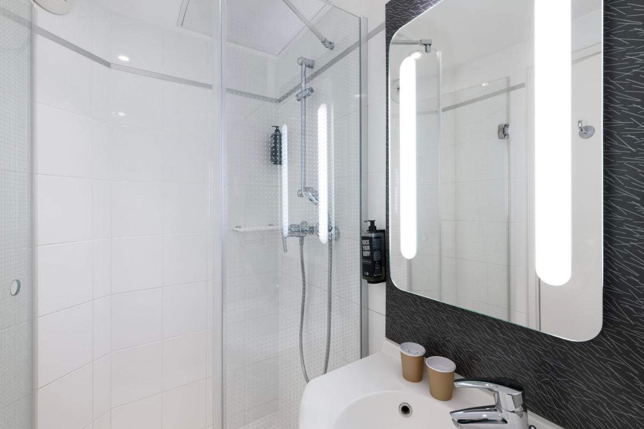 Özel banyolarda duş, saç kurutma makinesi ve banyo malzemeleri bulunmaktadır. 