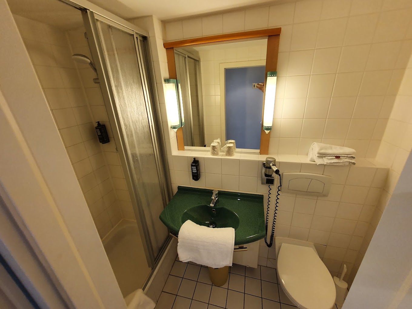 Otelin tüm oda ve süitlerinde duşlu ve ısıtmalı zeminli mermer banyo bulunmaktadır