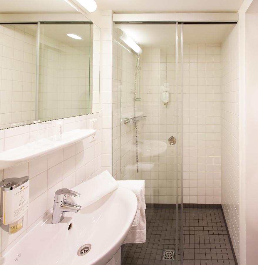 Stadthotel am Römerturm'un özel banyolarında saç kurutma makinesi, banyo malzemeleri ve duş mevcuttur. 