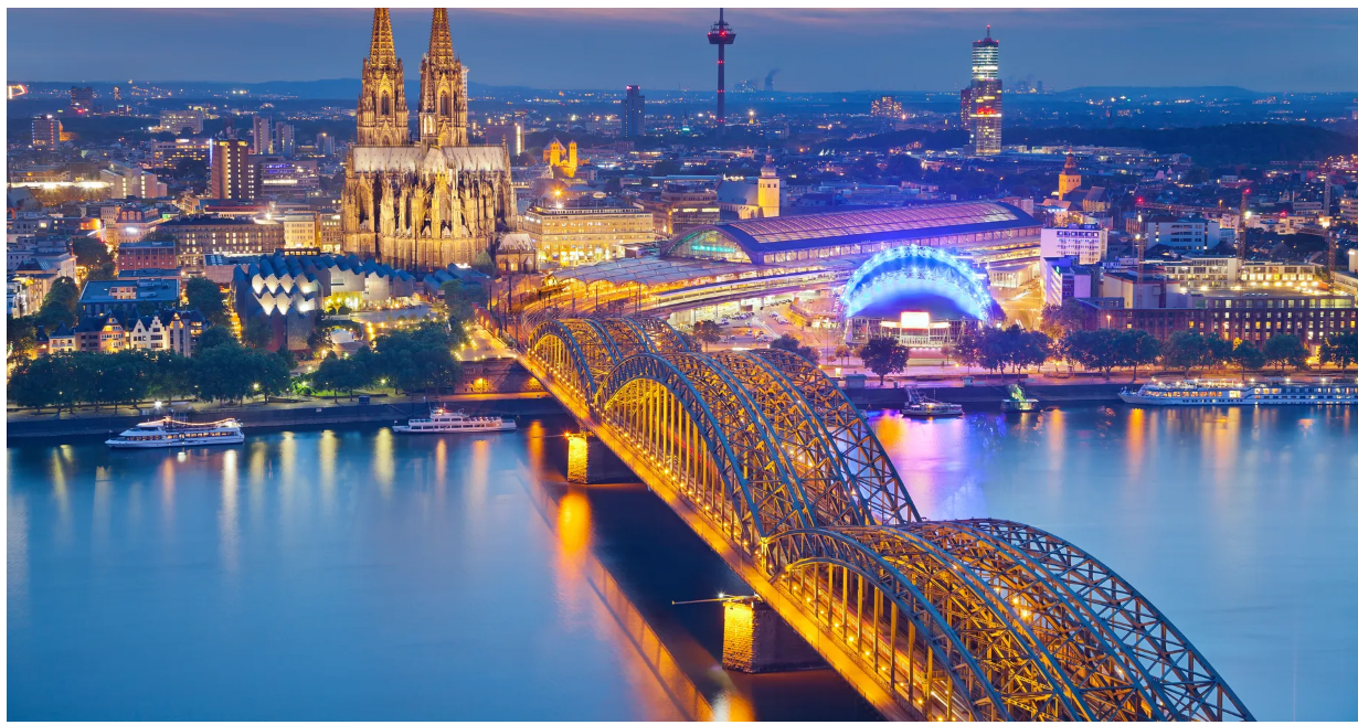 Ren Nehri'nin kıyısında bulunan tarihi bir şehir olan Köln, Gotik tarzdaki muhteşem Kölner Dom Katedrali ile ünlüdür.