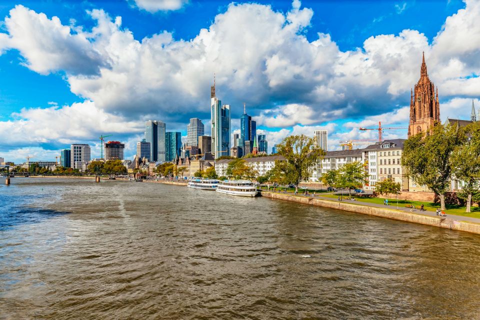 Main Nehri Frankfurt'un en popüler turistlik destinasyonlarından biridir. 