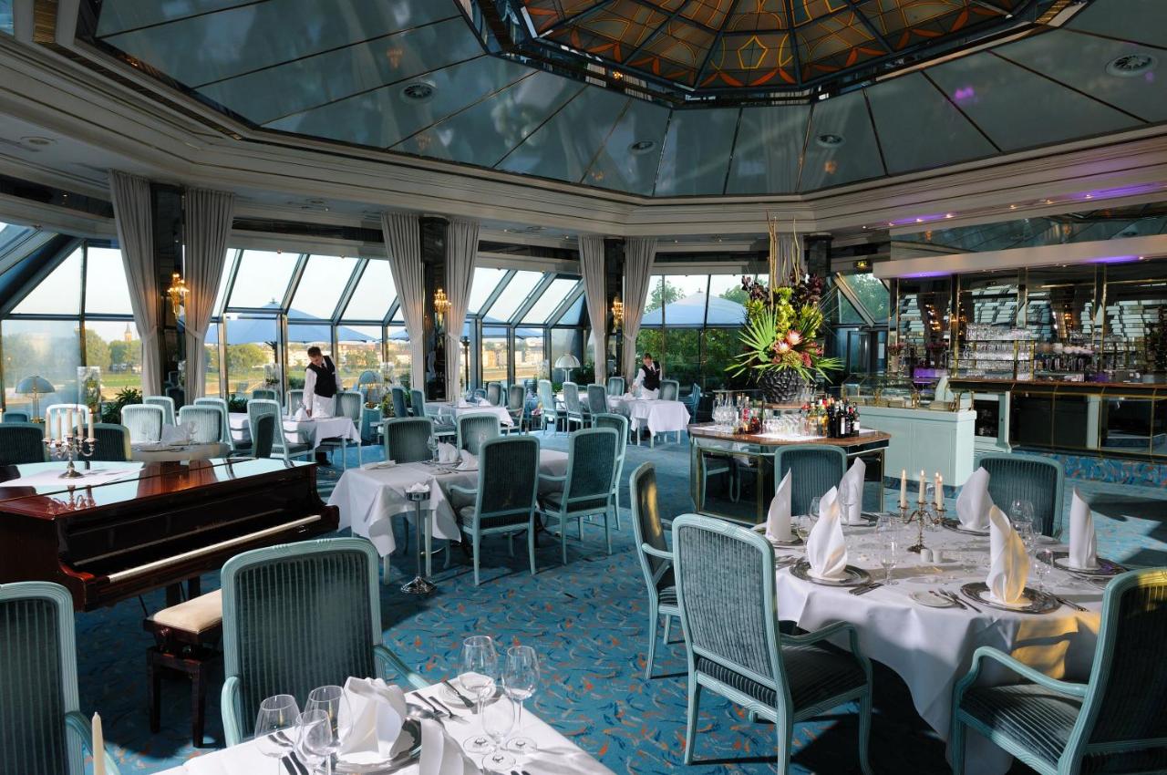 Otelin içinde uluslararası yemekleri deneyebileceğiniz panoramik manzaralı restoranlar bulunmaktadır. 