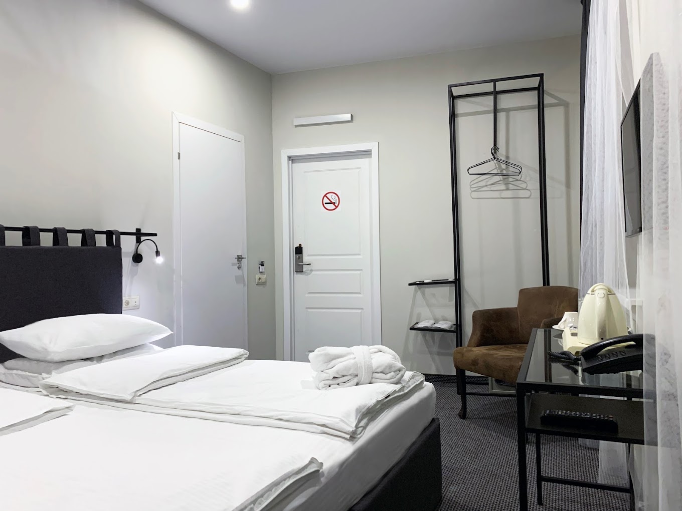  Novy Arbat Residence Hotel'in odalarında düz ekra tv ve çalışması masası mevcuttur. 