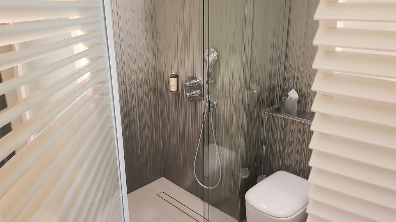 Odaların özel banyosunda rahatınız için ücretsiz banyo  malzemeleri ve saç kurutma makinesi