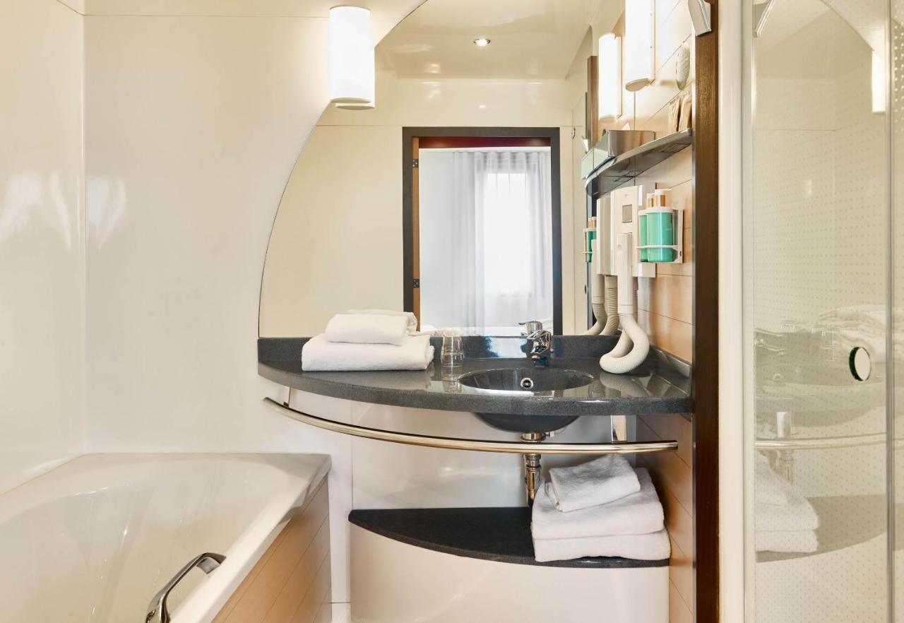 Her odada özel banyo, saç kurutma makinesi, duş ve banyo malzemeleri mevcuttur.
