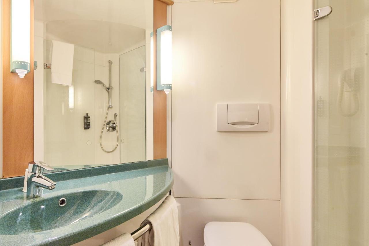 Her odada özel banyo, saç kurutma makinesi, duş ve banyo malzemeleri mevcuttur.