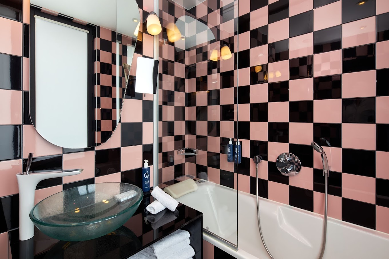 Her odada özel banyo, duş, havlu ve saç kurutma makinesi bulunmaktadır. 