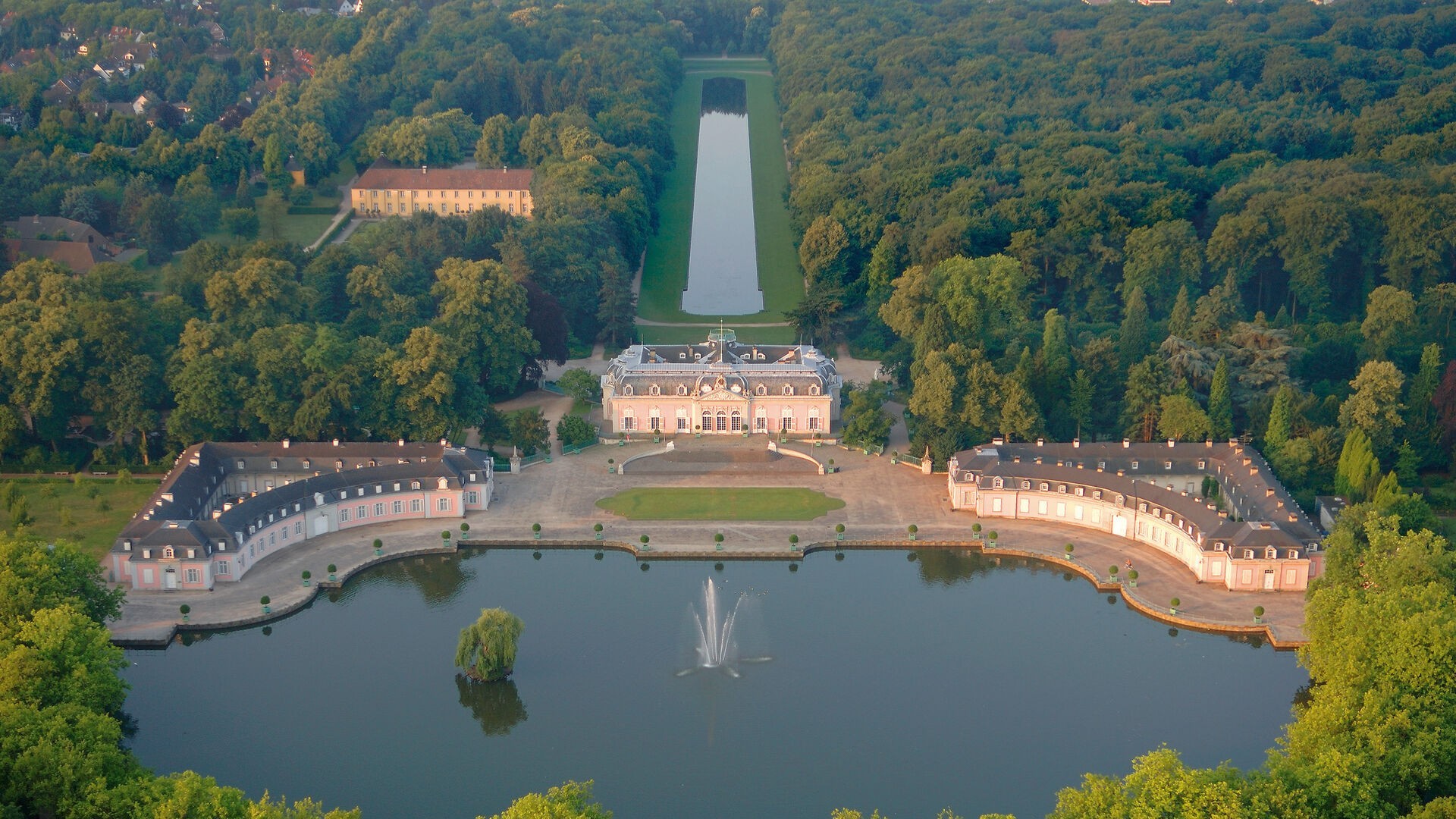 Düsseldorf şehrinin bir ilçesi olan  Benrath’ta yer alan Barok tarzı bir saraydır.
