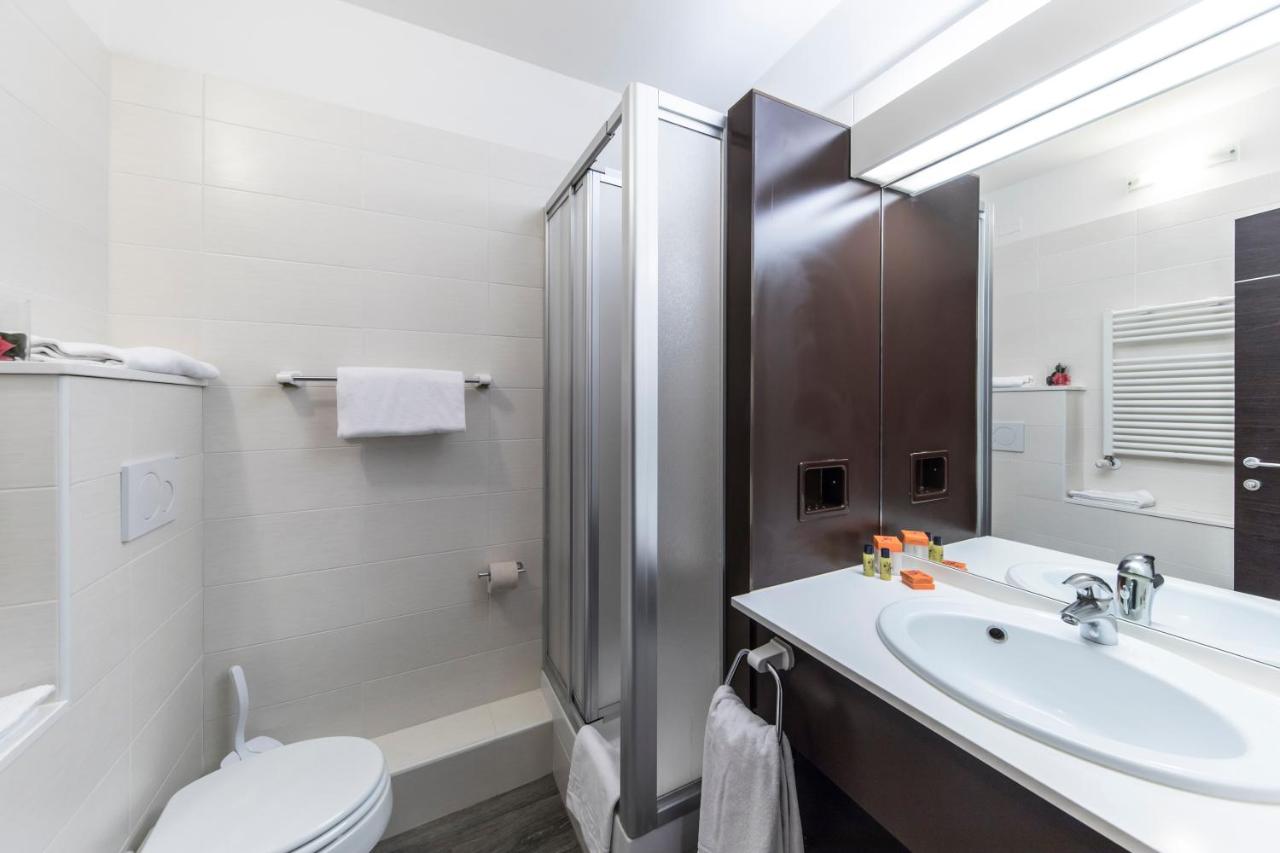 Özel banyolarda banyo malzemeleri ve saç kurutma makinesi mevcuttur. 
