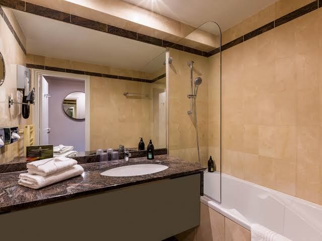  Aparthotel Adagio City Paris Haussmann'ın tüm daire ve stüdyoları uydu TV  ve özel banyo ile donatılmıştır.