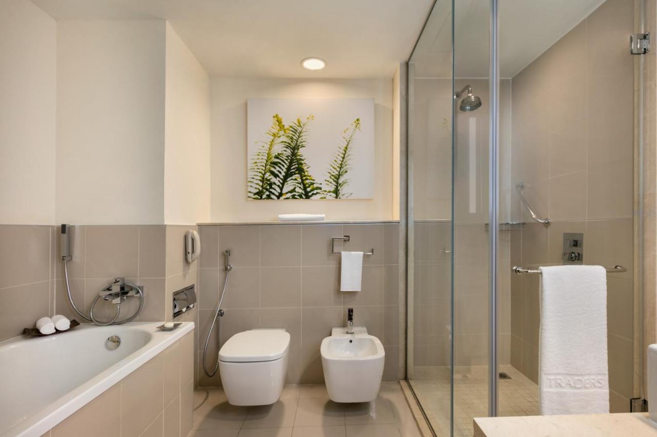 Traders Hotel'in özel banyolarında saç kurutma makinesi, banyo malzemeleri ve duş mevcuttur. 