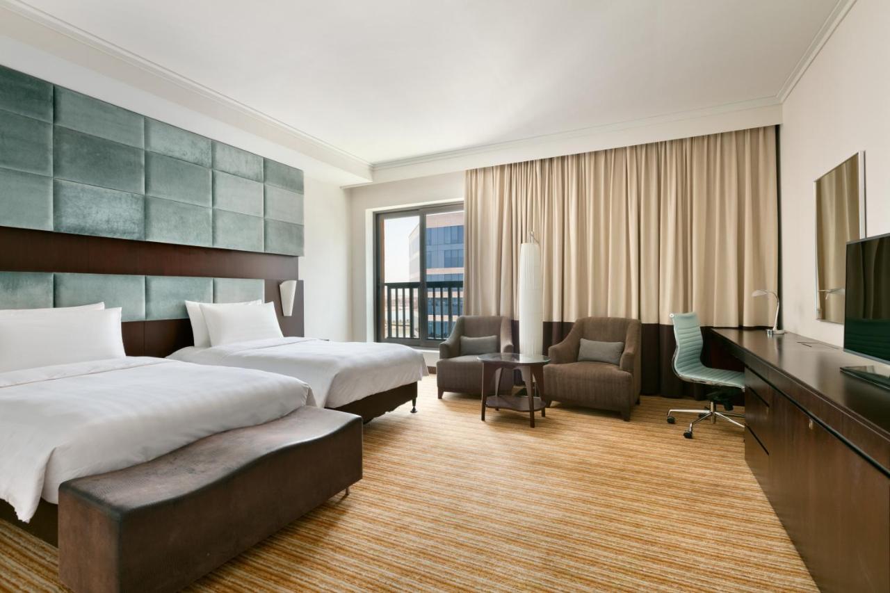 Otelin odaları şık ve modern tarzda mobilyalarla döşenmiş, iş seyahatindeki misafirler için çalışma olanakları mevcuttur. 