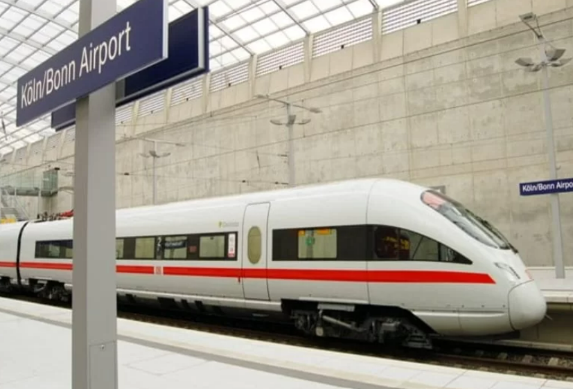 Köln’ün merkezine 15 km uzaklıkta olan Köln Bonn Havalimanında ulaşım için S-13 banliyö trenii ve taksi mevcuttur. 