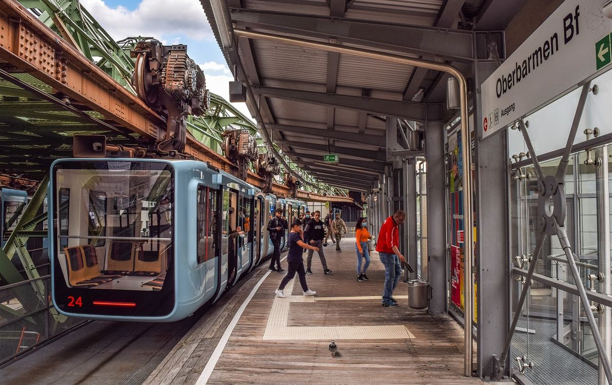 Stadtbahn/U-Bahn, trafik sorunundan tamamen kurtulmanıza olanak tanıdığı için Düsseldorf  şehrinin en sık tercih edilen toplu taşıma seçeneğidir
