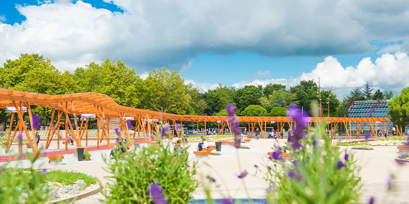 Parc des Expositions de Villepinte, geniş ve yeşil açık alanıyla ziyaretçilere dinlenme imkanı da sunar.